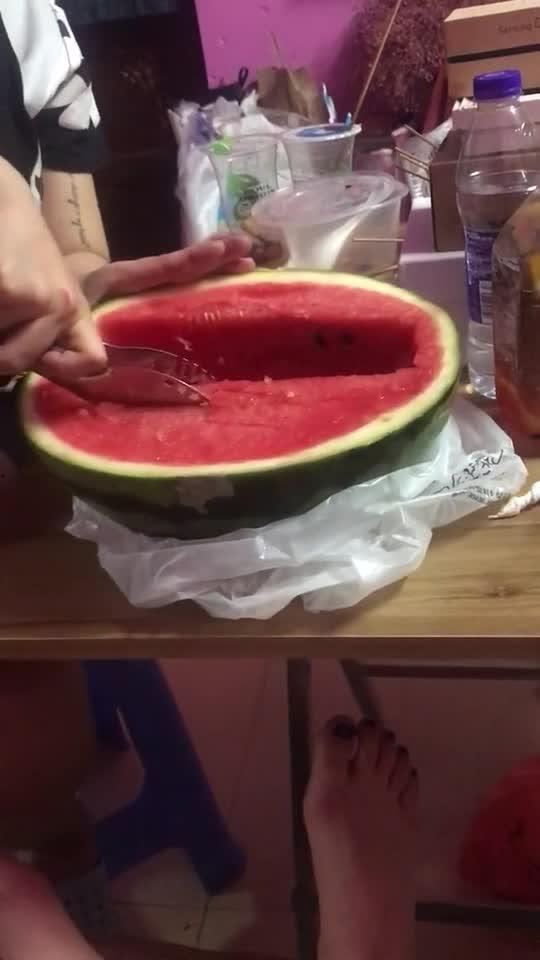 宿舍拍视频吃瓜,揭秘宿舍里的那些“吃瓜”瞬间