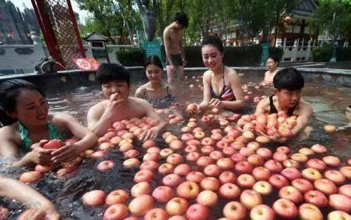 吃瓜泡温泉,吃瓜畅谈，夏日休闲新体验