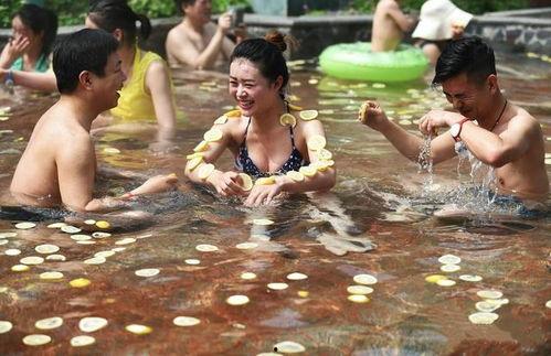 吃瓜泡温泉,吃瓜畅谈，夏日休闲新体验