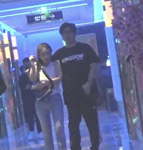 吃瓜壁咚女,揭秘校园里的甜蜜瞬间