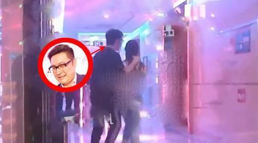 吃瓜壁咚女,揭秘校园里的甜蜜瞬间