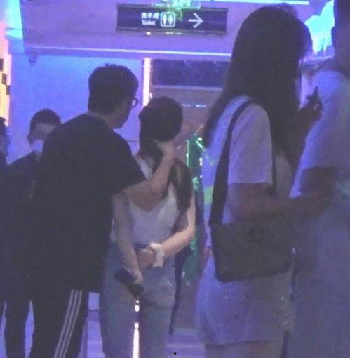 吃瓜壁咚女,揭秘校园里的甜蜜瞬间