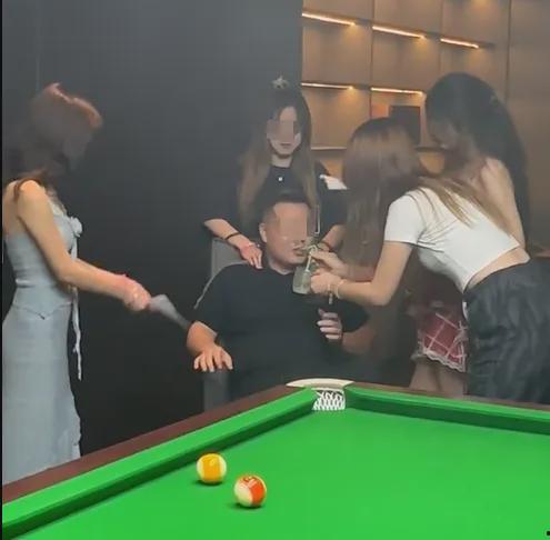 台球助教热门吃瓜,揭秘台球圈背后的惊人真相