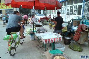 摆摊小贩吃瓜视频,揭秘摆摊生活点滴