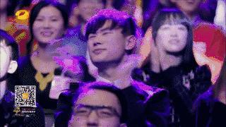 专心吃瓜的观众,聚焦专心吃瓜的观众众生相