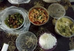 西关小学吃瓜,瓜香四溢，欢乐满园